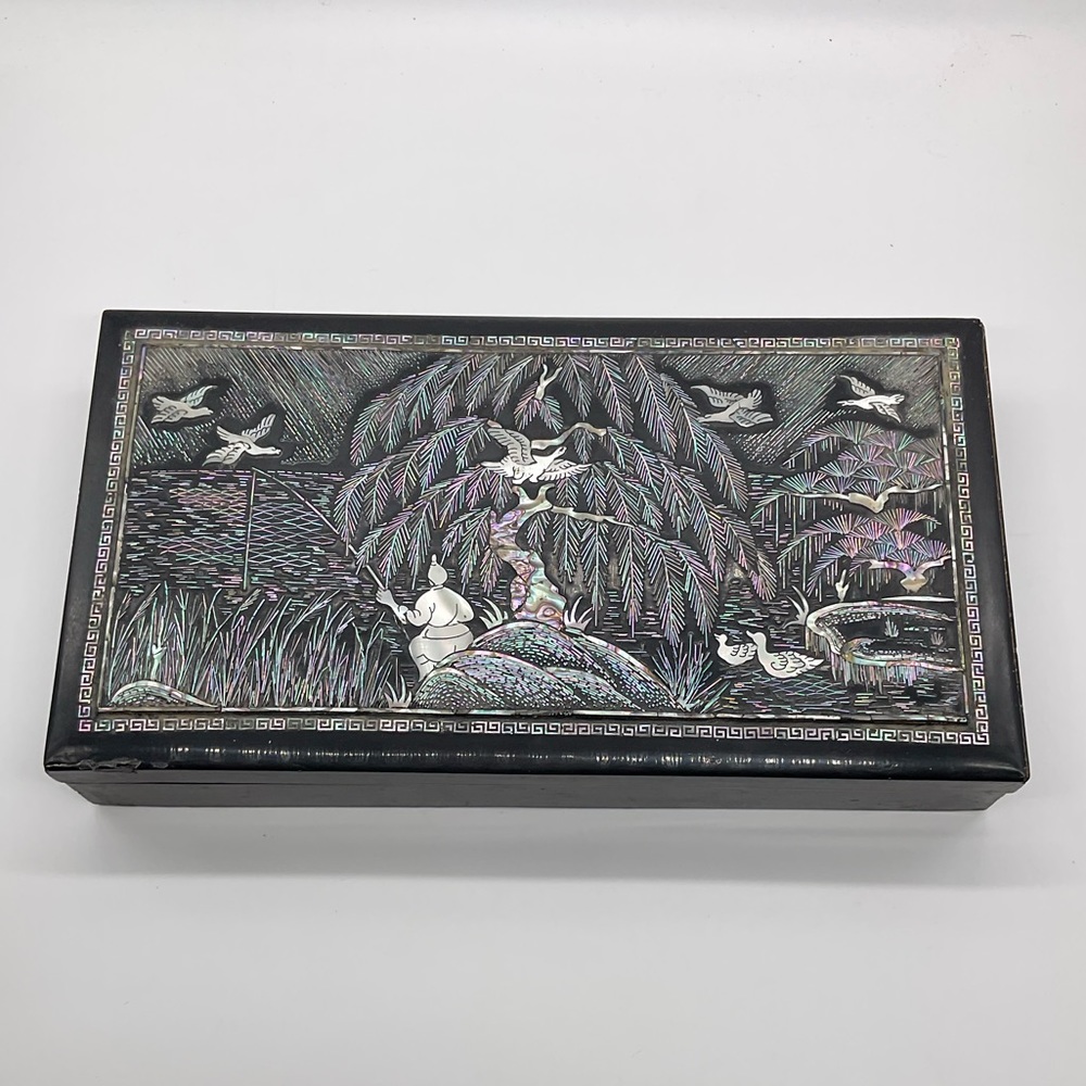 LARGE MOTHER‎ OF PEARL BLACK LAQUER BOX